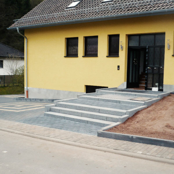 Pflasterarbeiten Einfahrt und Treppe Haus Geiselberg